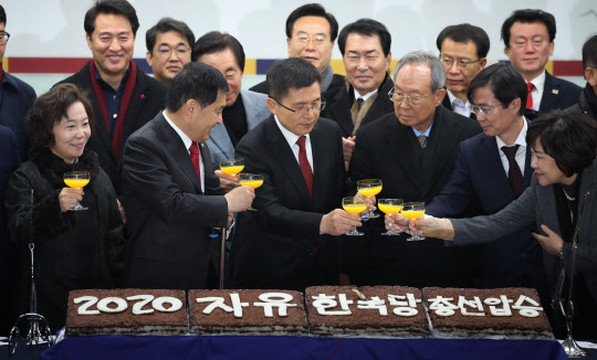 자유한국당 황교안(앞줄 가운데) 대표와 심재철(왼쪽 두번째) 원내대표 등이 1일 오전 서울 여의도 중앙당사에서 열린 2020년 신년인사회에서 건배하고 있다.    연합뉴스